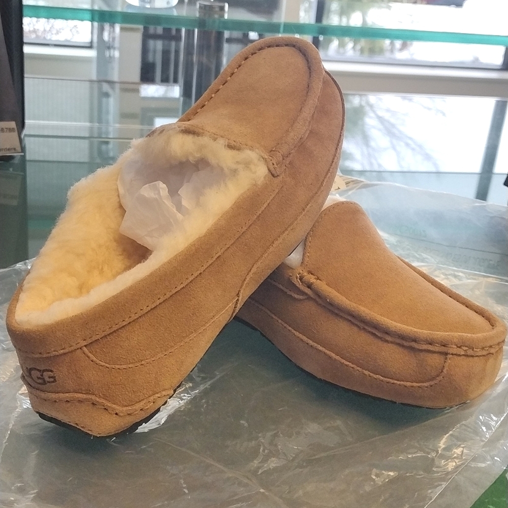 UGG Kid's Ascot slippers size 4 Chestnut